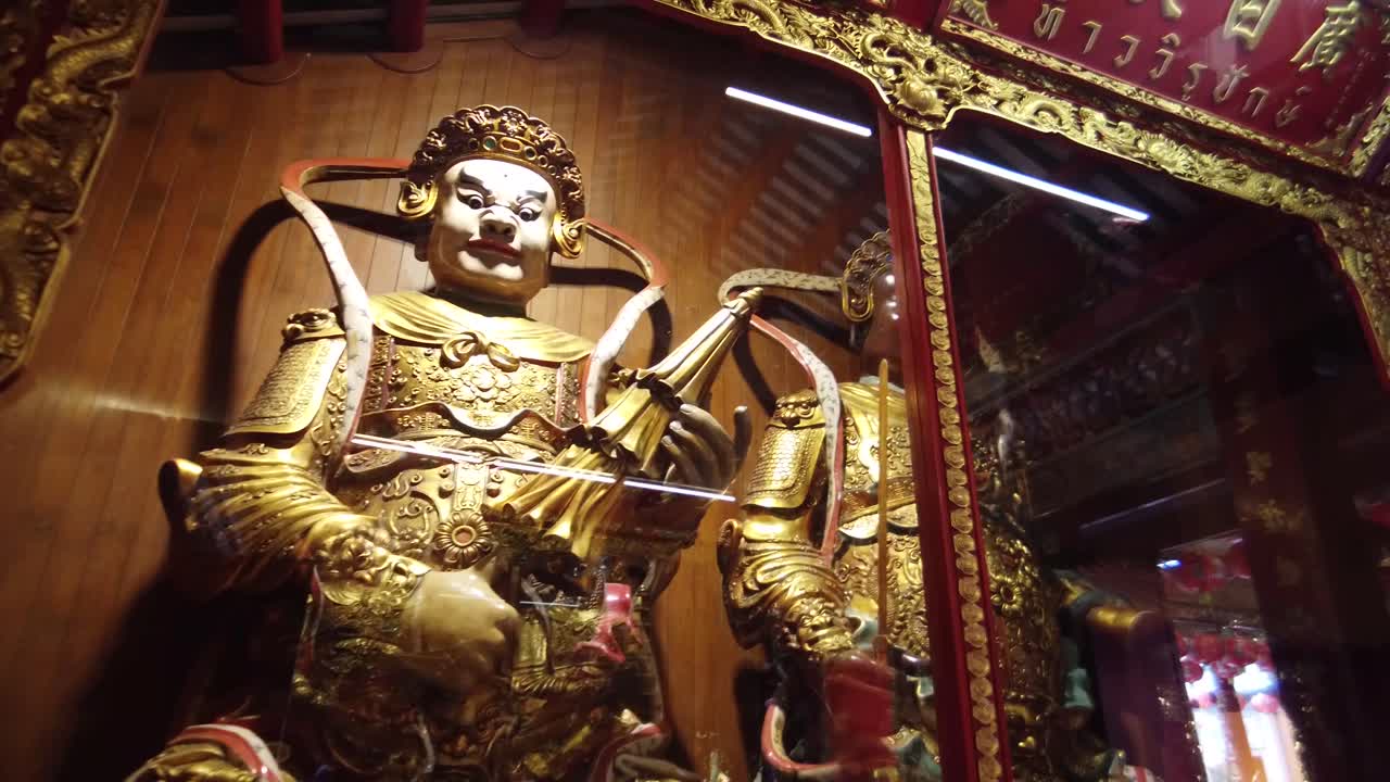 la estatua de virulhaka, el guardián del sur y virupaksa, el guardián del oeste ubicado en wat mangkorn kammalawas, bangkok, tailandia