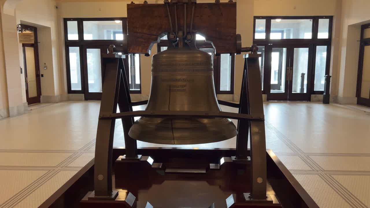 자유의 종의 복제품을 자세히 살펴보고 왼쪽에서 오른쪽으로  ⁇ 어보고 유타 주 수도 건물의 하층에 있는 전체 디스플레이를 보기 위해 후퇴합니다.