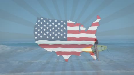 Animation-Einer-Karte-Mit-Amerikanischer-Flagge,-Die-über-Einer-Lächelnden-Frau-Weht,-Die-Mit-Einem-Surfbrett-Am-Strand-Läuft