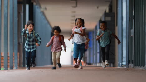 Gruppe-Multikultureller-Grundschüler,-Die-Draußen-In-Der-Schule-Auf-Dem-Gehweg-Laufen