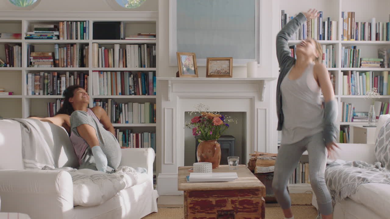 행복한 십대 소녀들이 집에서 춤을 추고 가장 친한 친구들이 재미를 즐기고  ⁇ 키 댄스 동작을 즐기고 휴가 주말을 집에서 파자마를 입고 축하합니다.