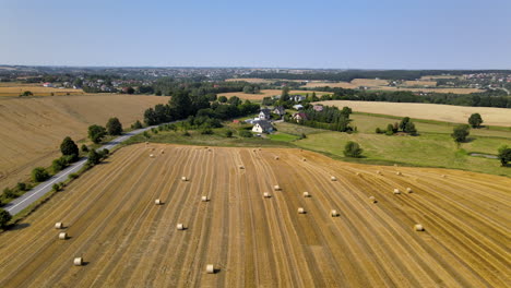 Kran-Aus-Der-Luftaufnahme-Von-Feldern-Mit-Heuballen-In-Der-Nordeuropäischen-Landschaft