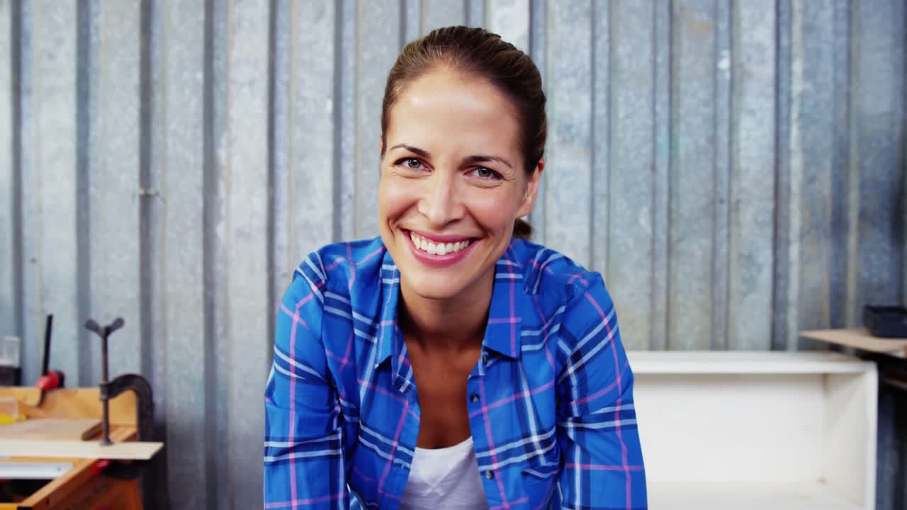 carpintero trabajando en el estudio