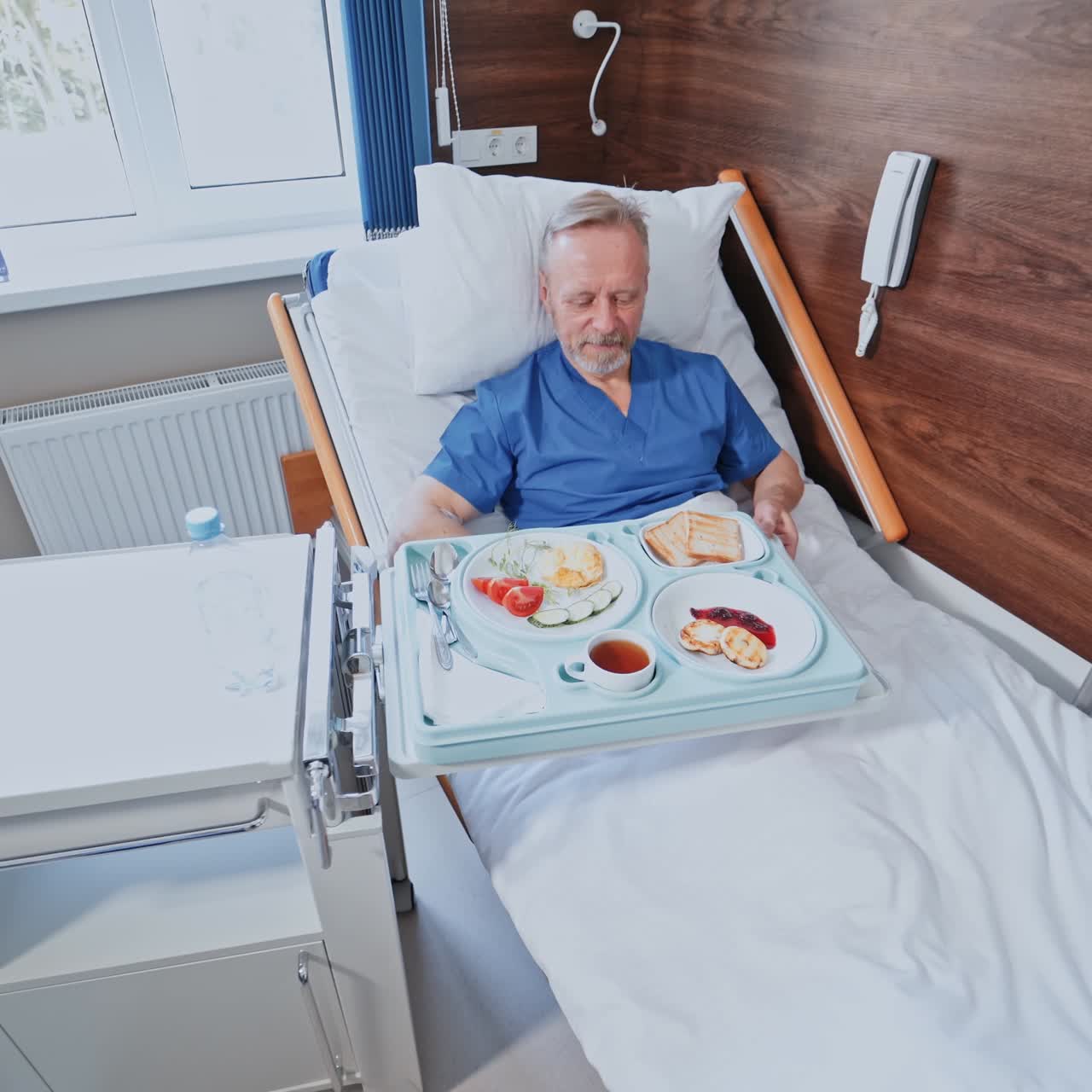 Anziano che mangia in ospedale
