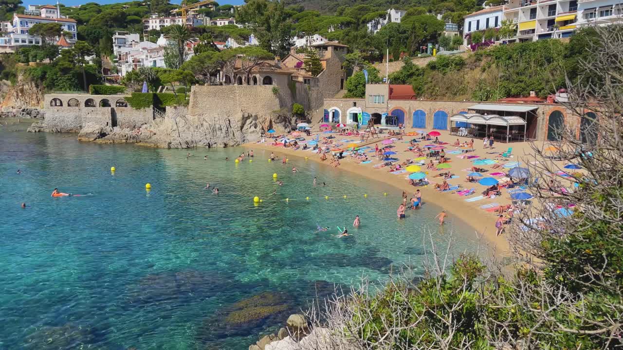 Spiaggia in Costa Brava Calella de Palafrugell Tamariu Catalogna Spagna, villaggio di pescatori, Mar Mediterraneo, acque turchesi e cristalline, turismo europeo, borghi medievali, famiglie