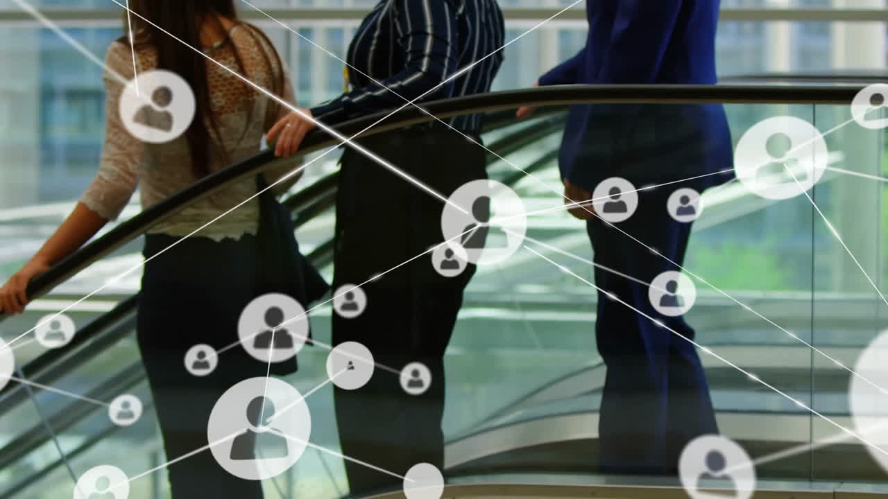animación de la red de conexiones con iconos sobre diversas personas de negocios en la escalera mecánica