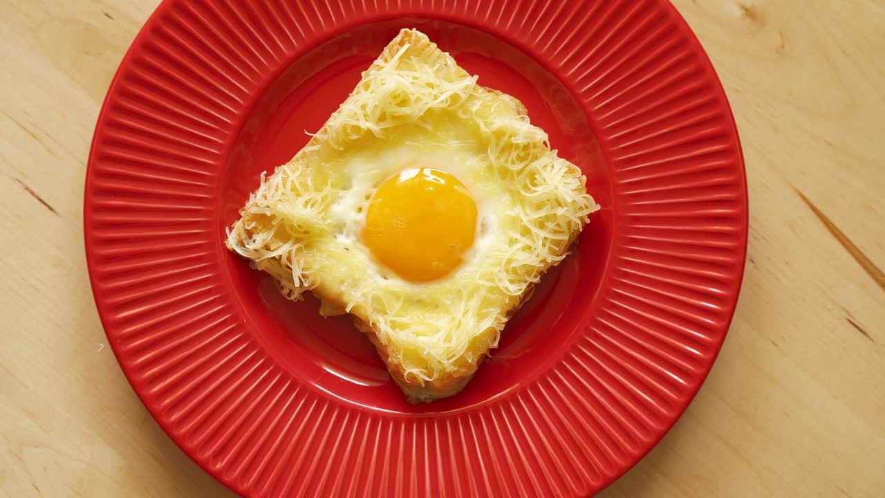 나무 주방 테이블 에 긴 달 과 치즈 를 넣은 토스트 의 면