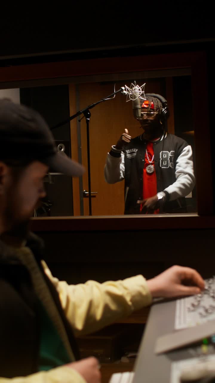 sesión de grabación de música en un estudio profesional