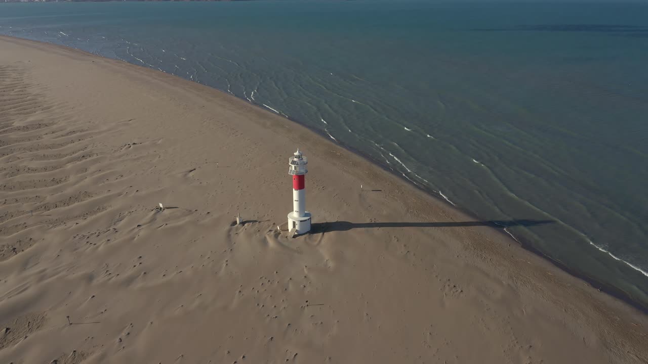 vista aérea del faro en la costa de una playa en españa