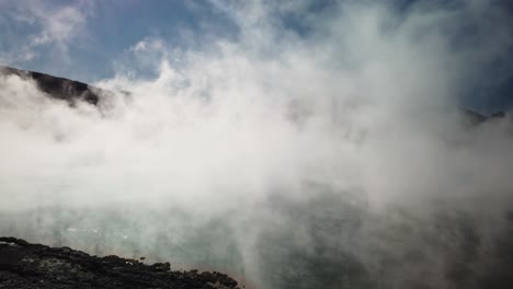vapor por encima de las aguas termales en el país de las maravillas termales, nueva zelanda, área geotérmica de waiotapu en la isla norte
