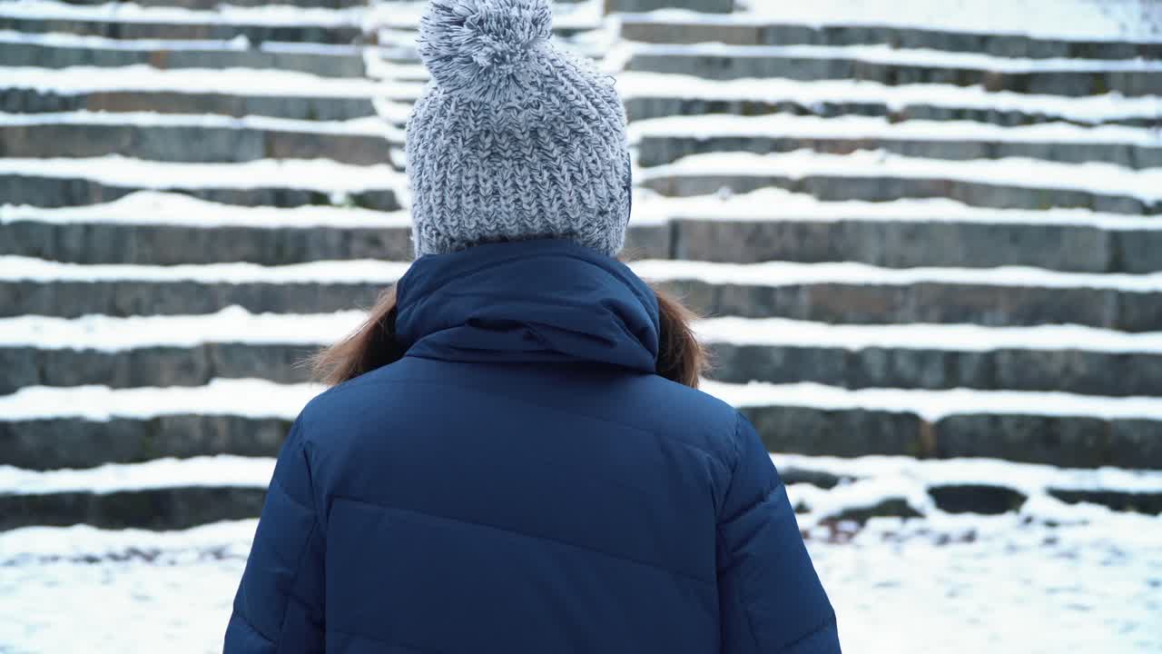 눈 인 지역 에서 겨울 의 옷 을 입은 여자