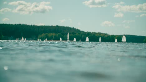 Segelboote-Auf-Dem-See-In-Der-Nähe-Der-Woiwodschaft-Ermland-Masuren