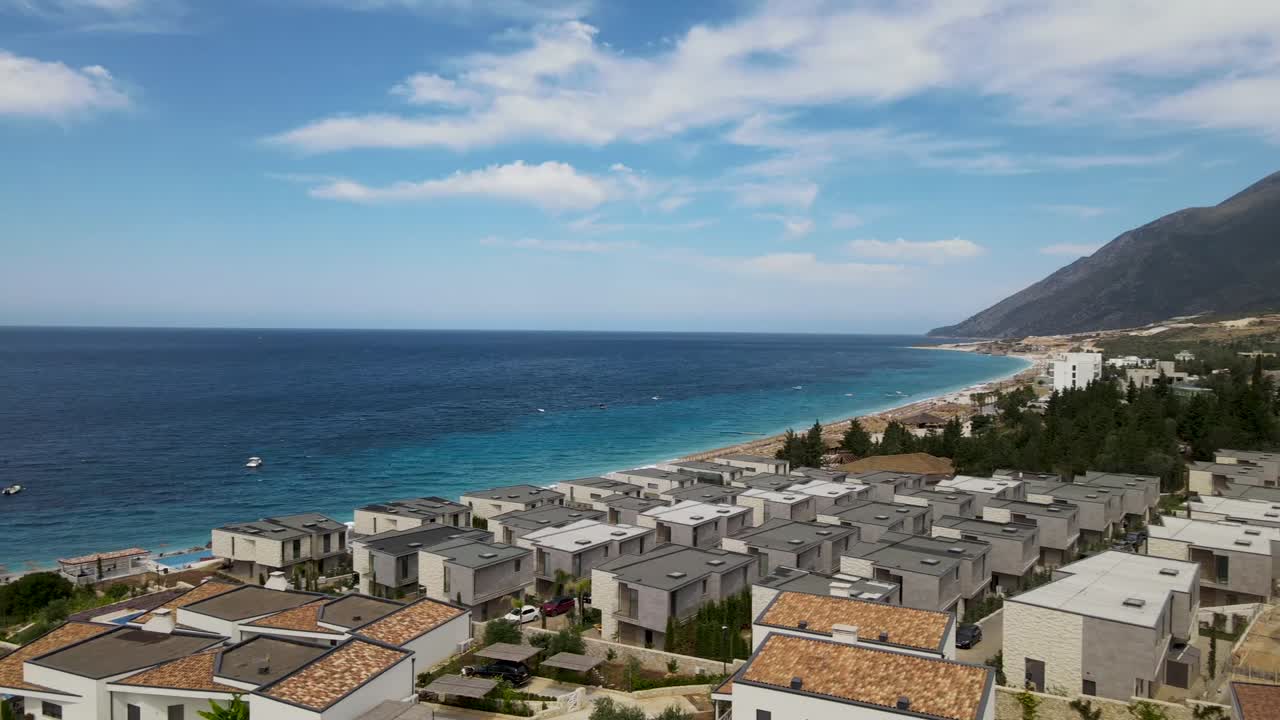 드론으로 공중에서 멋진 바다와 건물 이미지