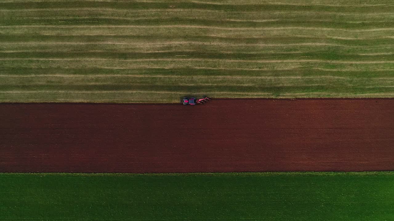 campo de agrocultura arando con cuatro surcos arado reversible vista aérea amplia