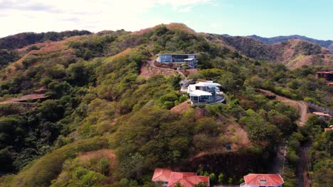 Tres-Lujosas-Villas-En-La-Cima-De-La-Colina-De-La-Naturaleza-De-Costa-Rica-Desde-Arriba