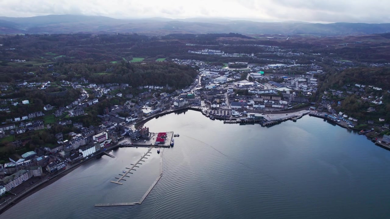 Ripresa panoramica della città di Oban, cittadina costiera sulla costa occidentale della Scozia, drone aereo 4K