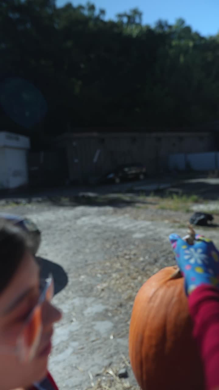 mujer con una calabaza