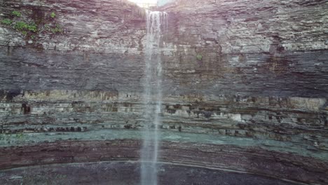 afloramiento de roca de inclinación de cascada en el fondo