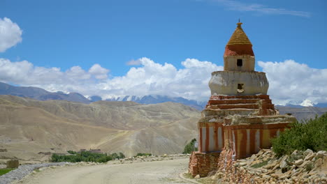 Antike-Stupa-Im-Oberen-Mustang-Nepal,-Die-Auf-Dem-Straßenweg-Eines-Trekkingortes-Liegt