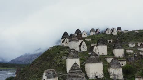 antiguas tumbas en la ladera de una montaña