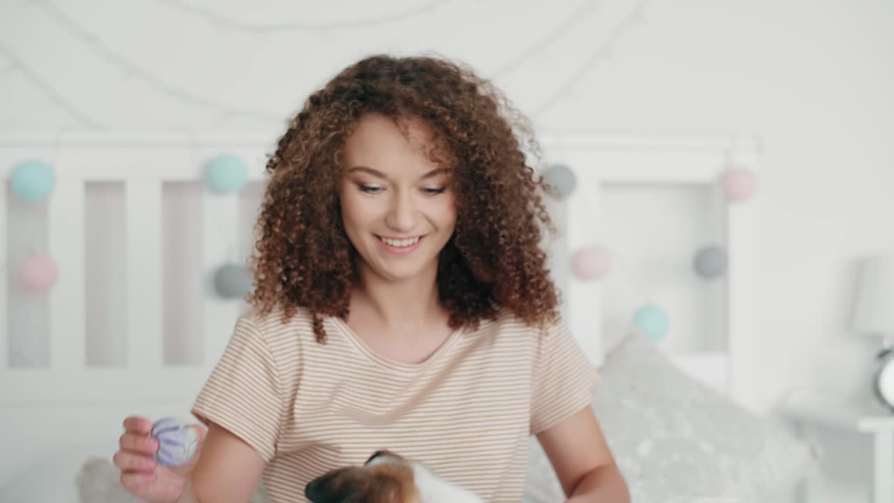 Niña feliz jugando con un perro en casa