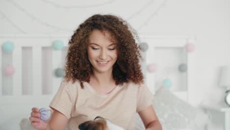 chica feliz jugando con el perro en casa