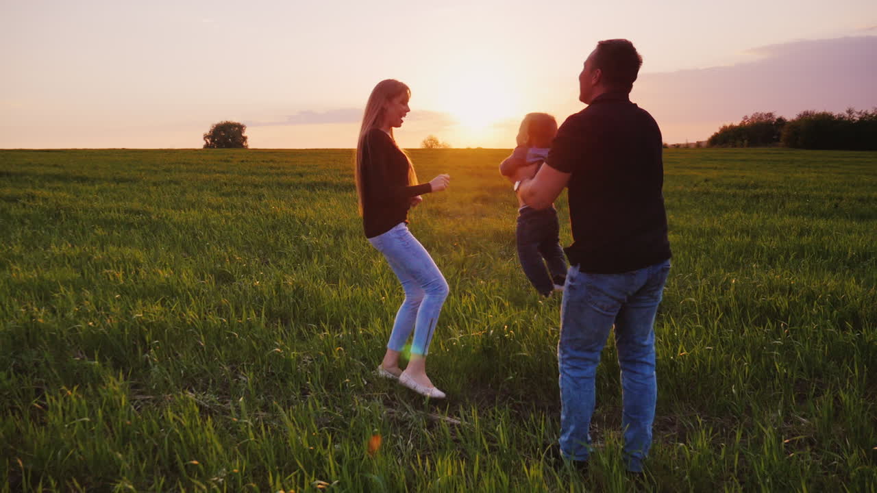 una pareja joven se divierte con su hijo pequeño en un lugar pintoresco