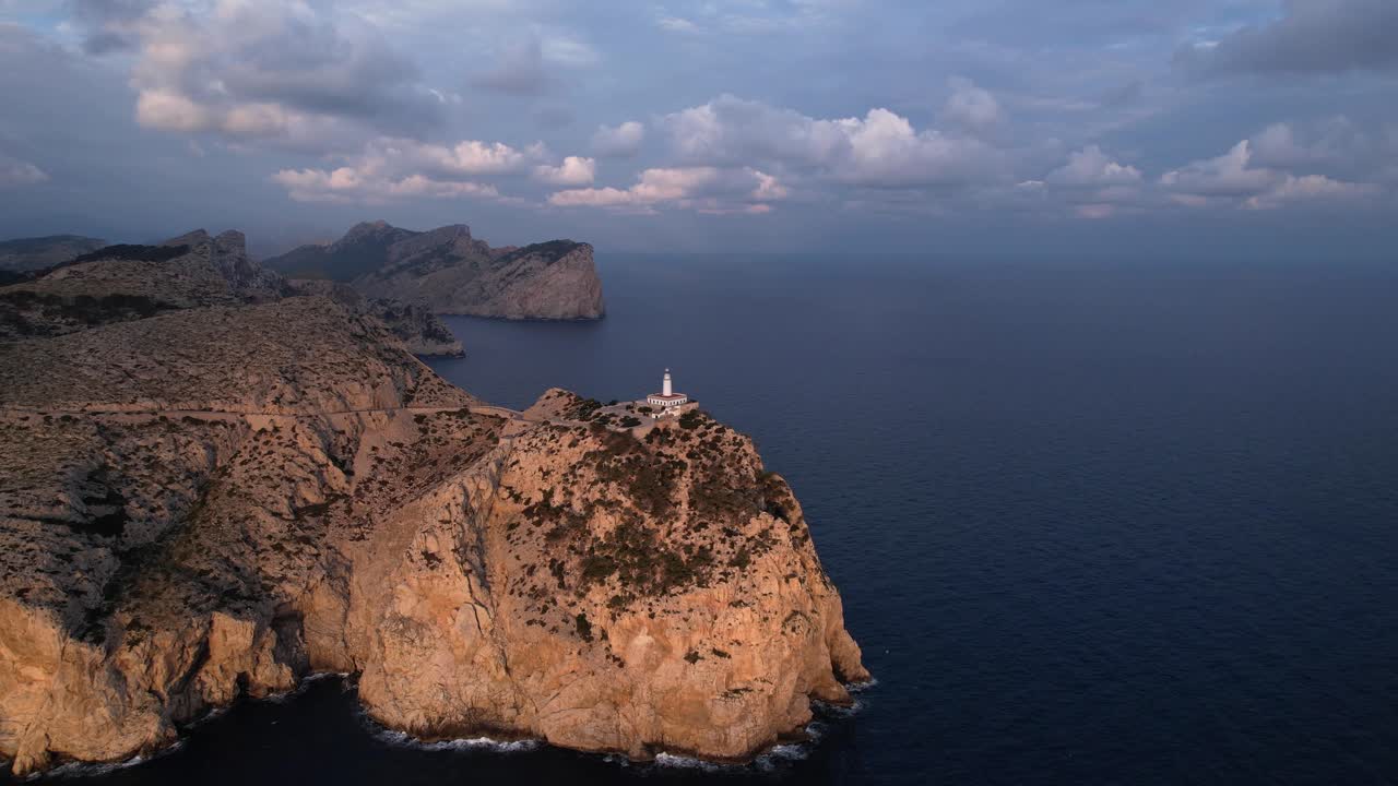Scogliere e faro all'alba di Cap Formentor
