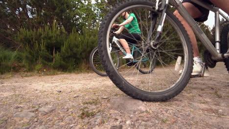 Fittes-Paar-Beim-Mountainbiken-Auf-Dem-Land