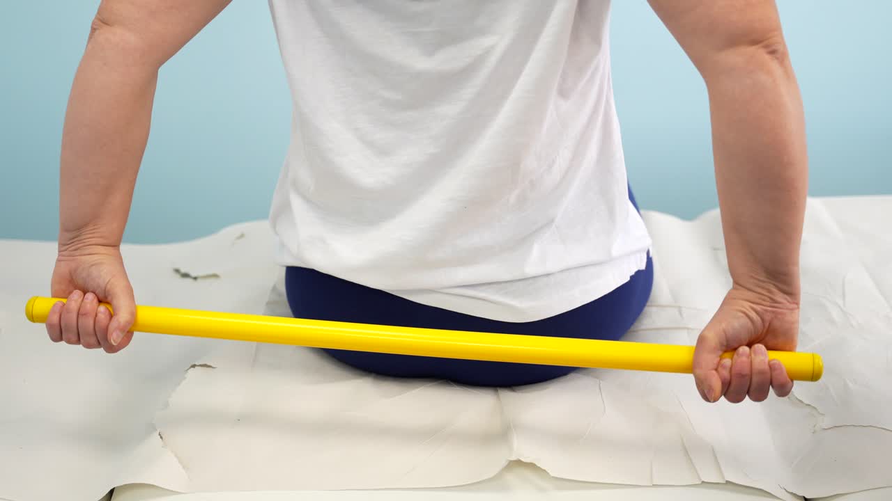 여성 환자는 물리 치료에서 허리 통증을 완화하기 위해 운동을 합니다.