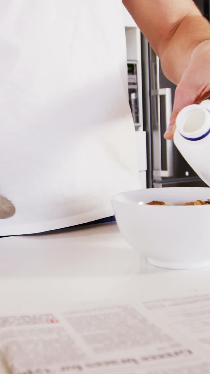 Uomo che prepara i cereali per colazione in cucina
