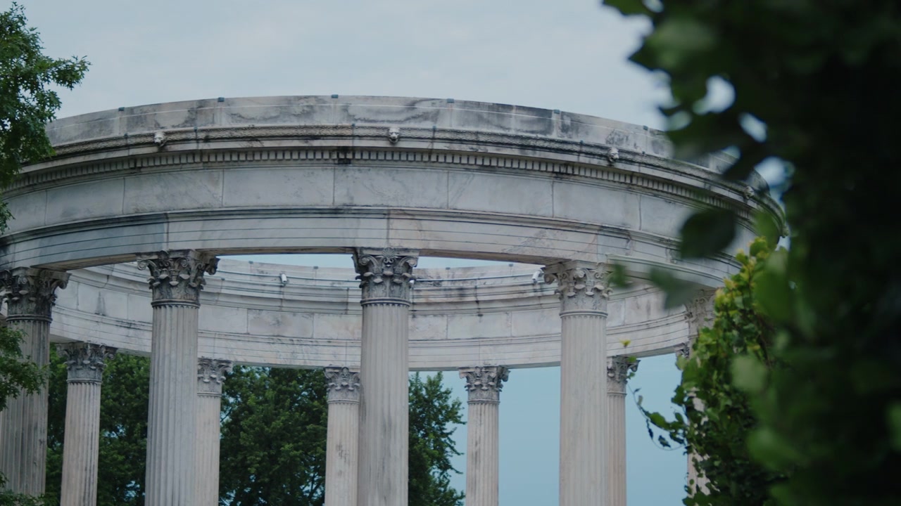 Pilastri corinzi ionici, antiche colonne greche, struttura ad arco romano, punto di riferimento in marmo e calcare.