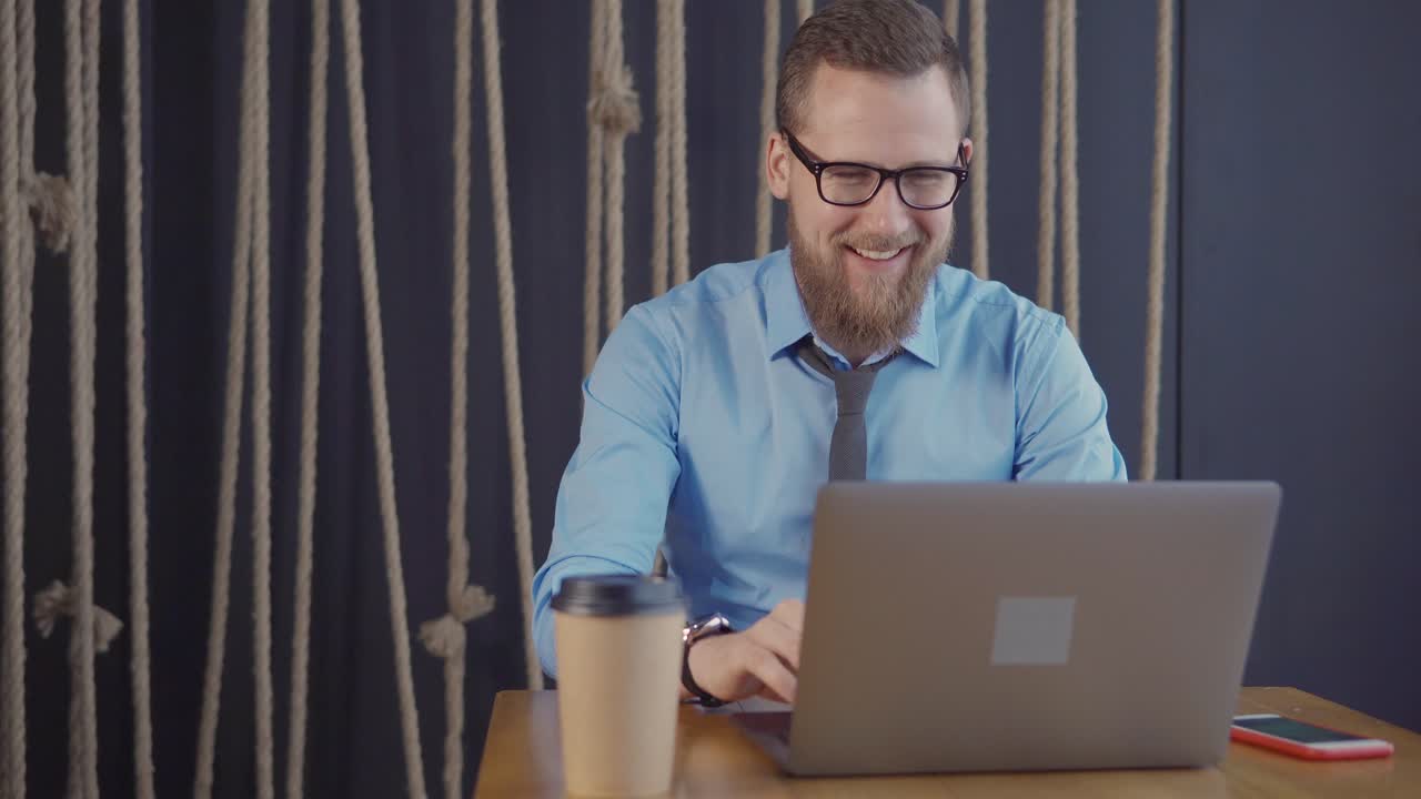 hombre de negocios trabajando en un café