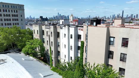 Vista-Panorámica-Aérea-De-La-Antigua-Zona-De-Viviendas-En-Brooklyn-Y-El-Horizonte-Moderno-De-La-Ciudad-De-Nueva-York-En-El-Fondo,-Ee.uu.---Toma-Panorámica