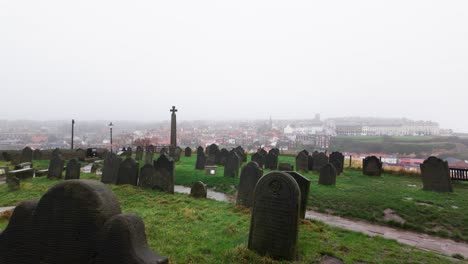 Vistas-Del-Cementerio-De-La-Famosa-Iglesia-De-Santa-María-La-Virgen-En-La-Ciudad-Portuaria-De-Whitby-Con-Vistas-Al-Famoso-Puerto-De-Whitby