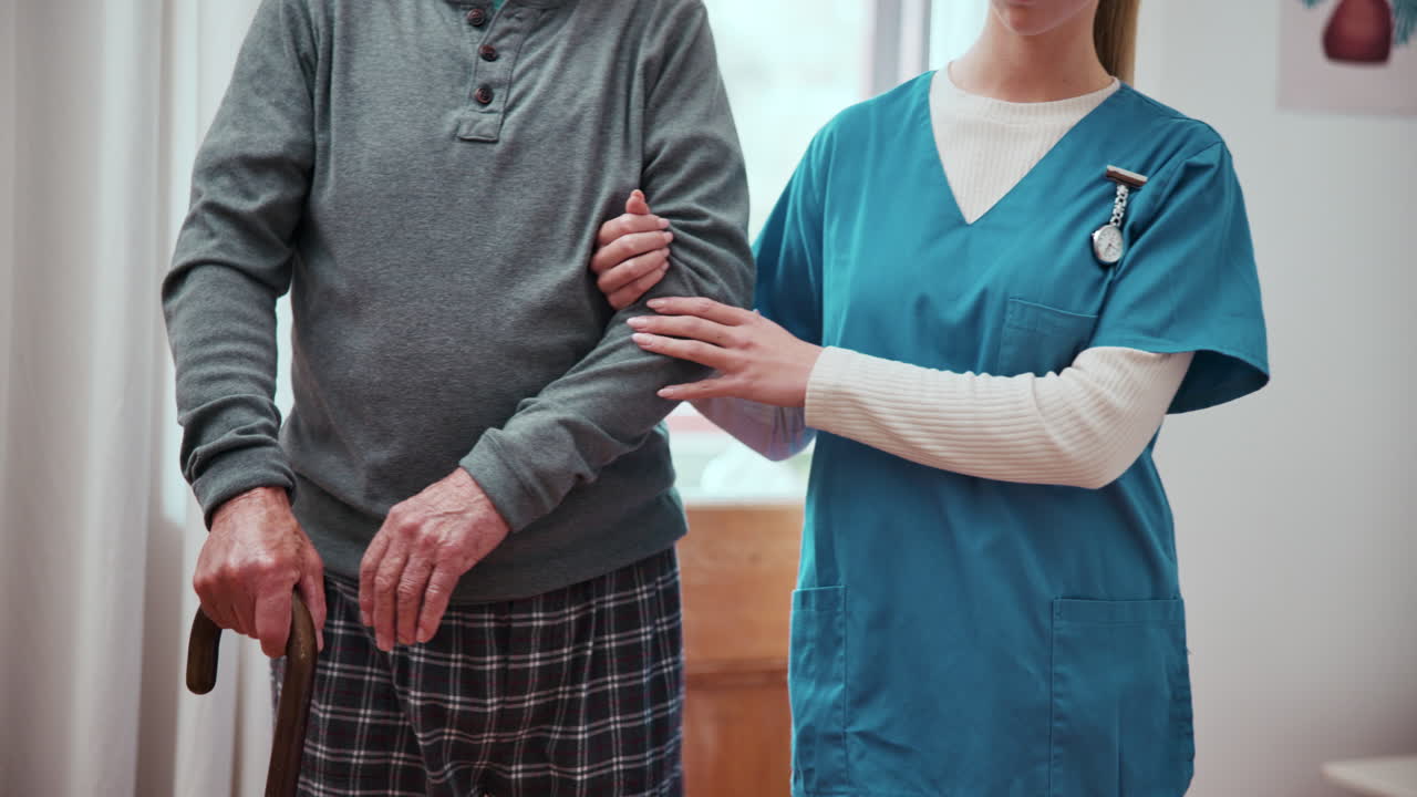 anciano, manos o enfermera con bastón de caminar