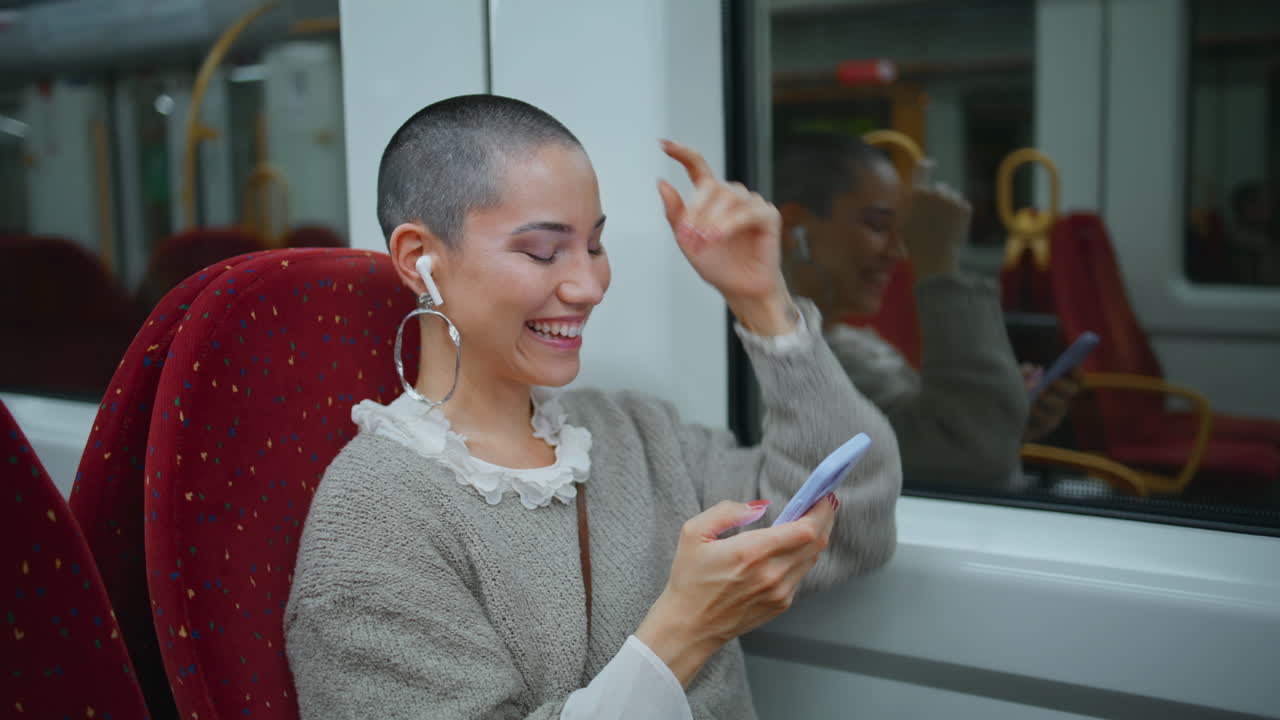 Donna che usa il telefono su un treno