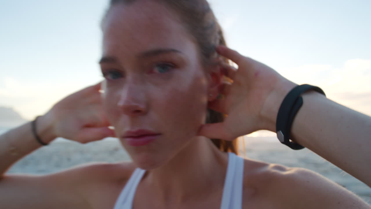 mujer activa, en forma y deportiva haciendo abdominales