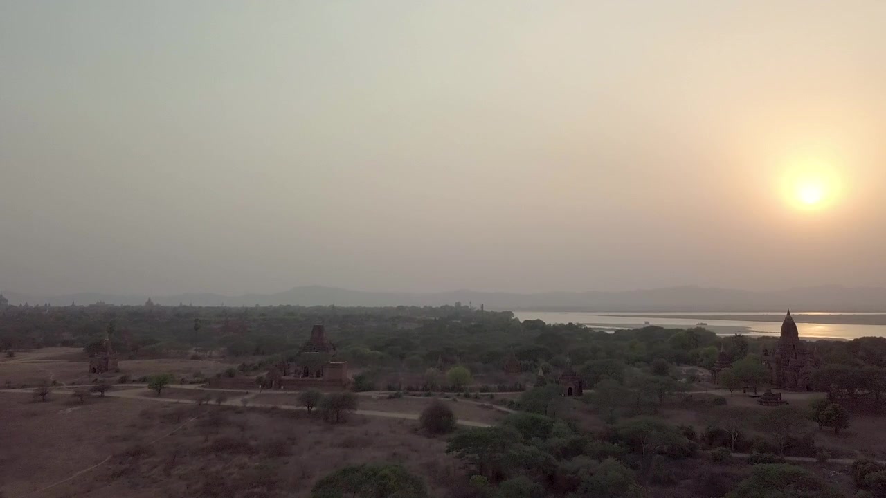 Antica città di Bagan, Myanmar, con oltre 3000 templi al tramonto