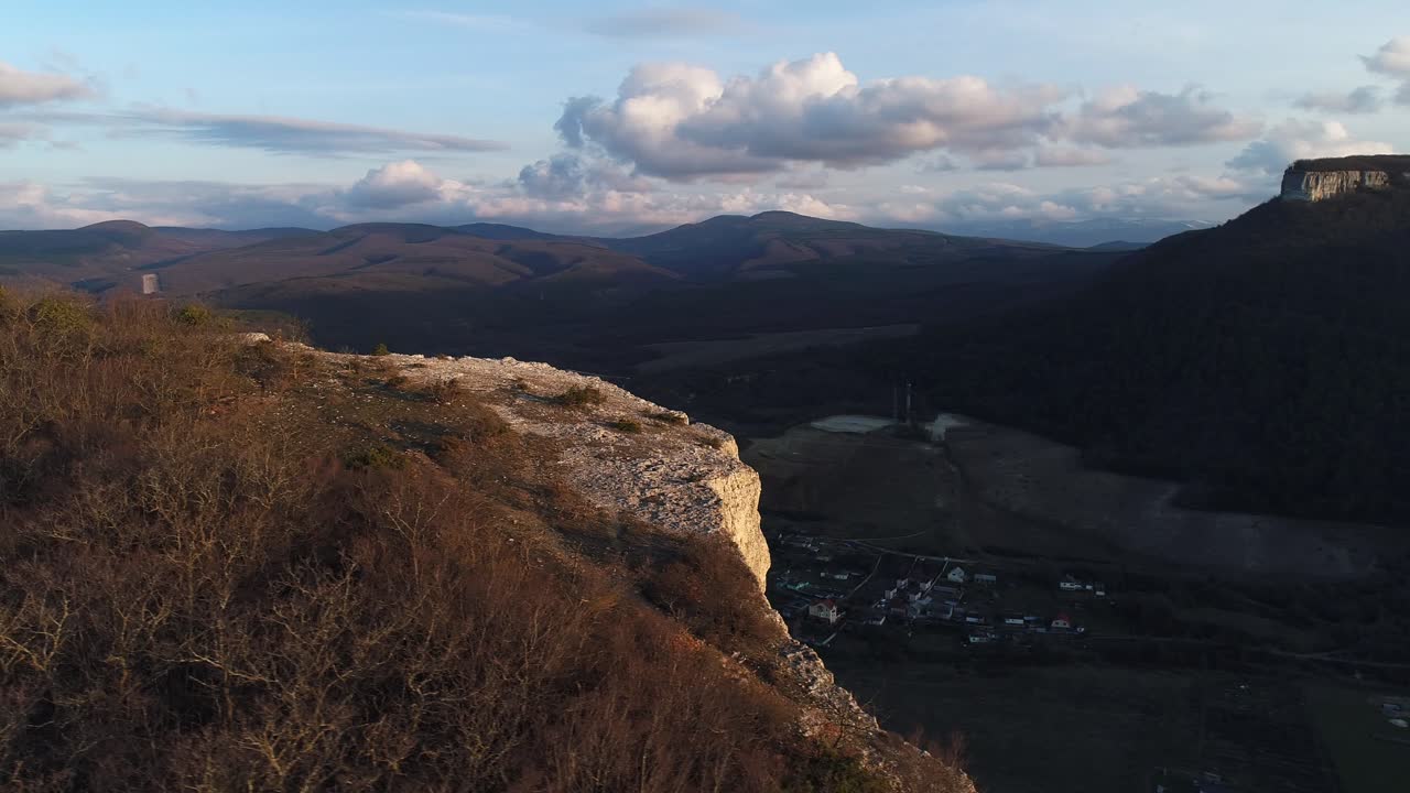 해가 지는 시점 에 절벽 과 계곡 이 있는 산악 풍경