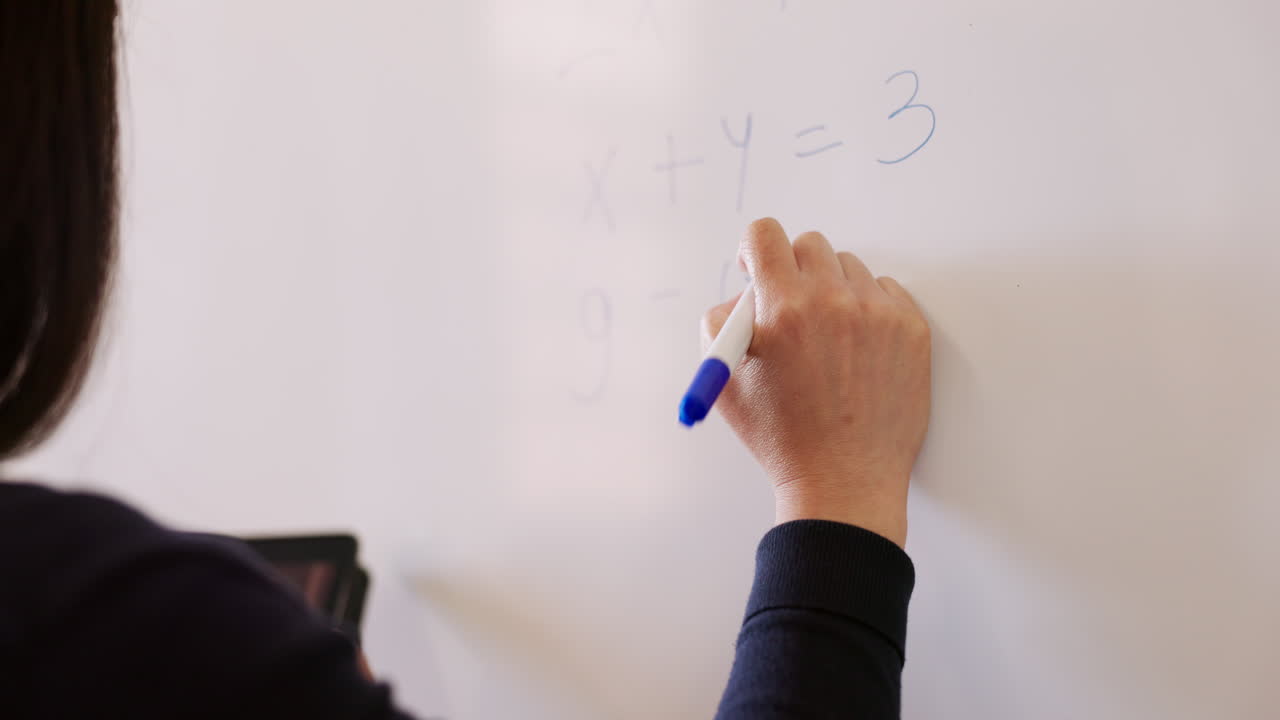 pizarra blanca, escritura y profesor de clases de matemáticas