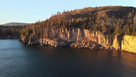 Sonnenuntergangsstimmung-Zur-Goldenen-Stunde-Am-Nordufer-Des-Lake-Superior-In-Minnesota,-Silver-Bay