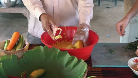 Toma-En-Cámara-Lenta-De-La-Fruta-Triturada-Para-Obtener-Ingredientes-En-Una-Clase-De-Cocina-Khmer-En-Camboya