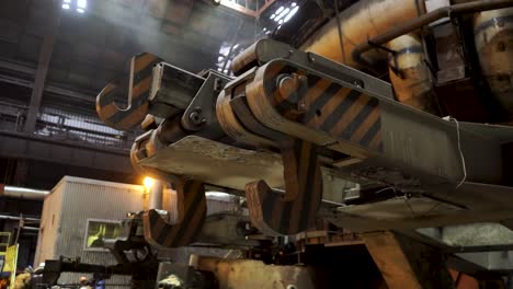 gancho de grúa industrial en fábrica de acero