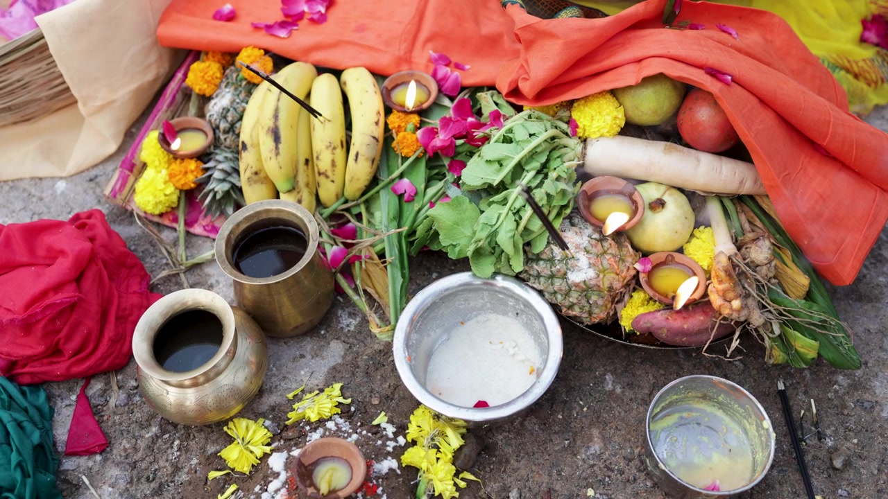 Góc nhìn từ trên xuống của lễ vật Puja truyền thống của đạo Hindu trong lễ Chhath với đèn dầu Diyas, hoa và các vật phẩm linh thiêng được chụp tại lễ kỷ niệm Chhath Puja linh thiêng