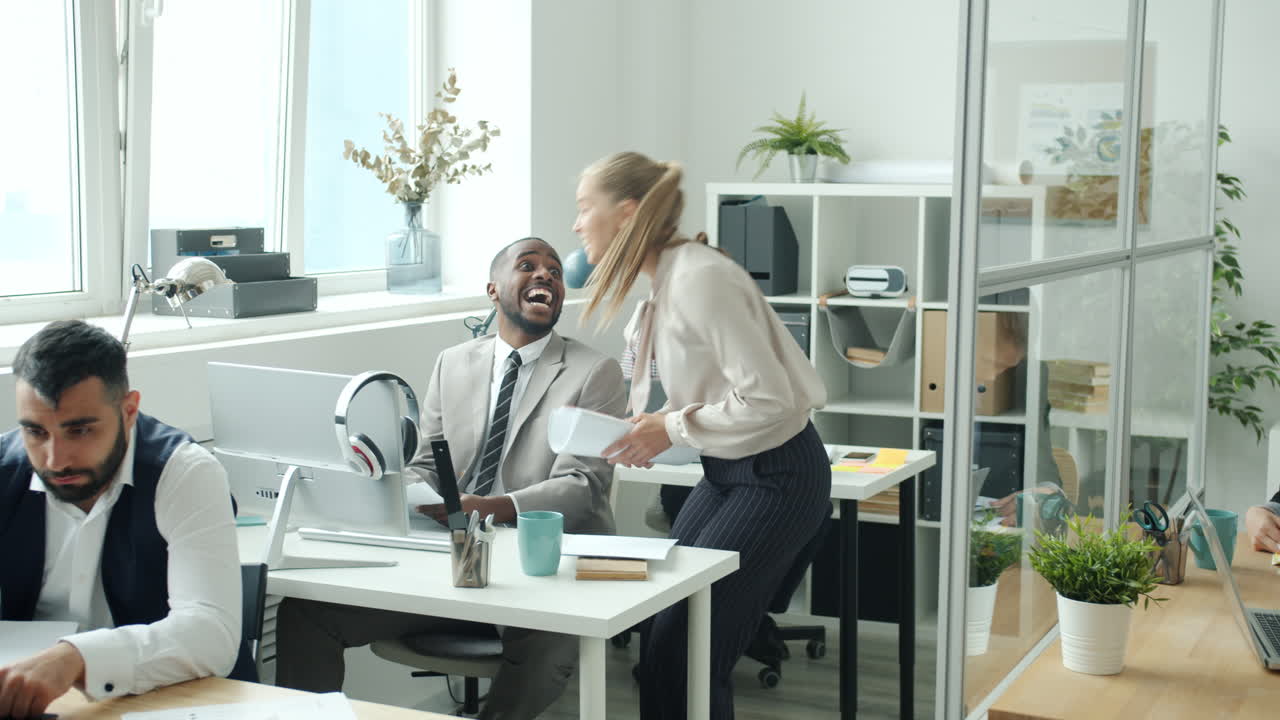 feliz equipo de la oficina celebrando el éxito