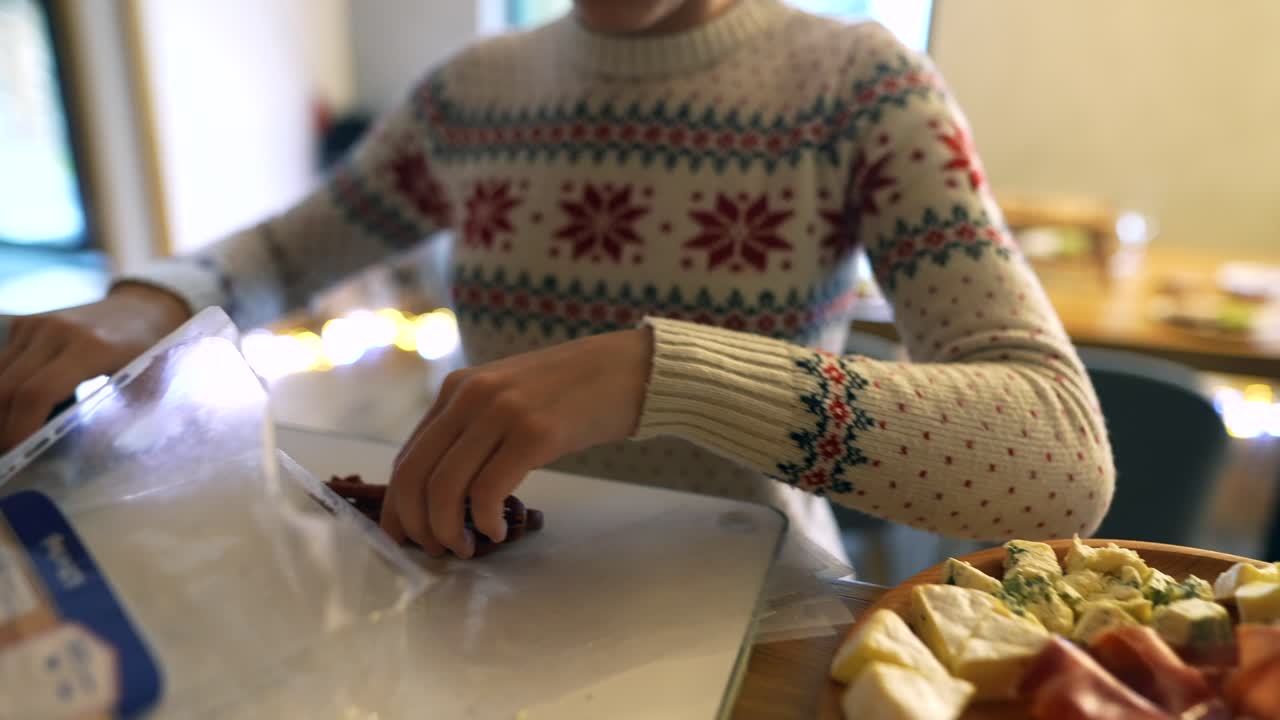 크리스마스 사쿠테리 보드를 준비하는 여자