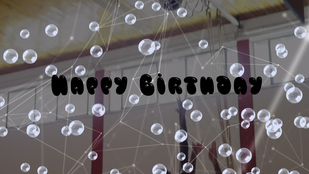 체육관에서 다양한 농구 선수 그룹에 대한 생일 축하 텍스트와 거품의 애니메이션