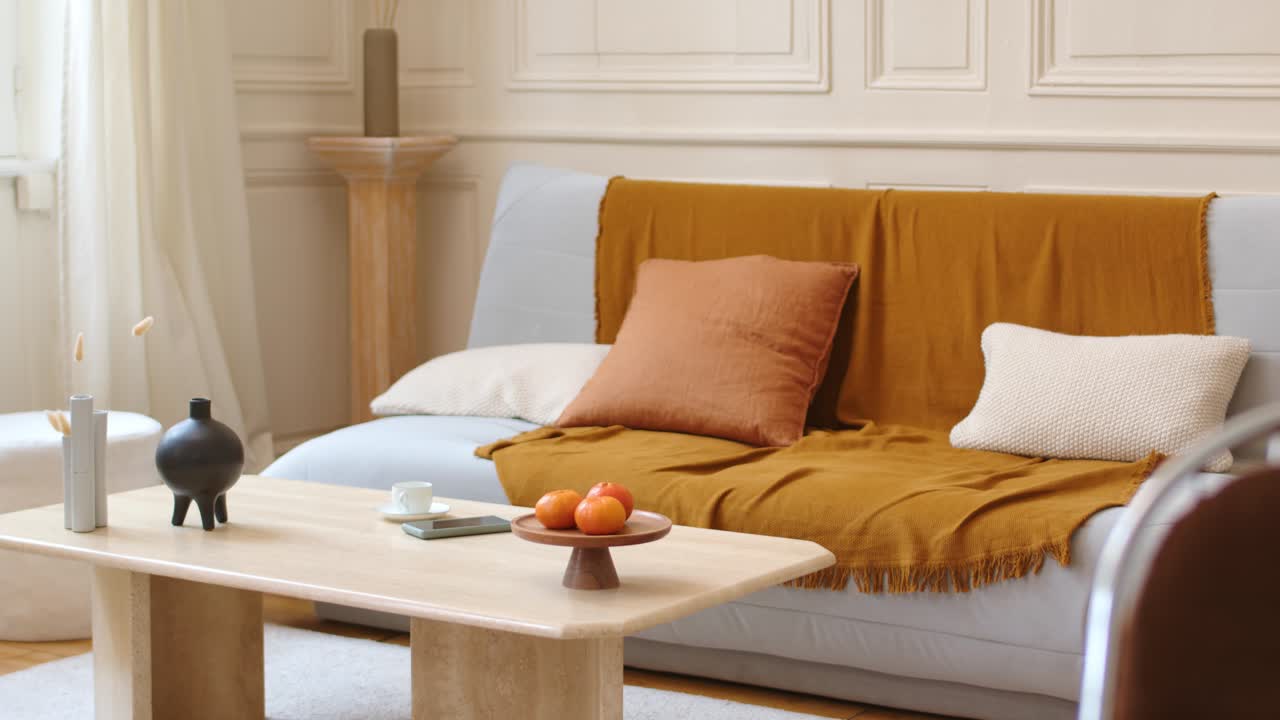 mesa de sala de estar hogareña y futón diseño de interiores disparado