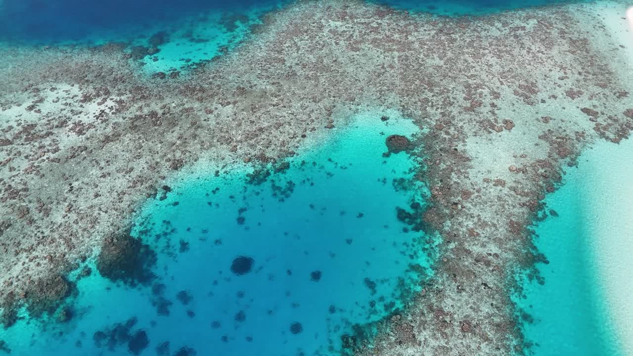 Droneutsikt over Maldivenes korallrev og turkise lagune